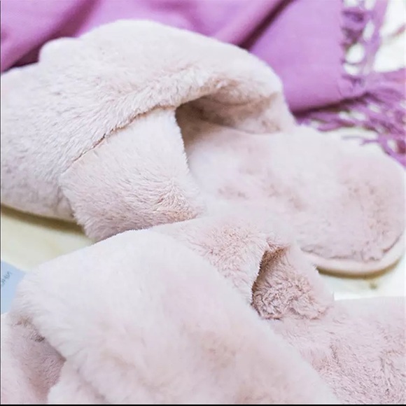 New Pink Fur Fluffy Warm Cozy Criss Cross Slippers - Picture 9 of 9